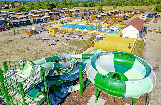 Waterglijbanen, buitenzwembad op camping CLICOCHIC Au Clair Ruisseau Gerstheim (67).