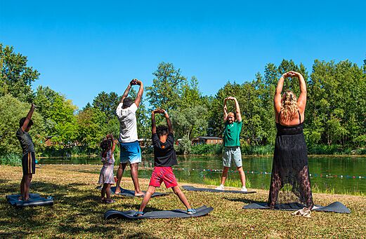 Fitness animatie in groep bij het meer op camping CLICOCHIC Au Clair Ruisseau in Gerstheim (67).
