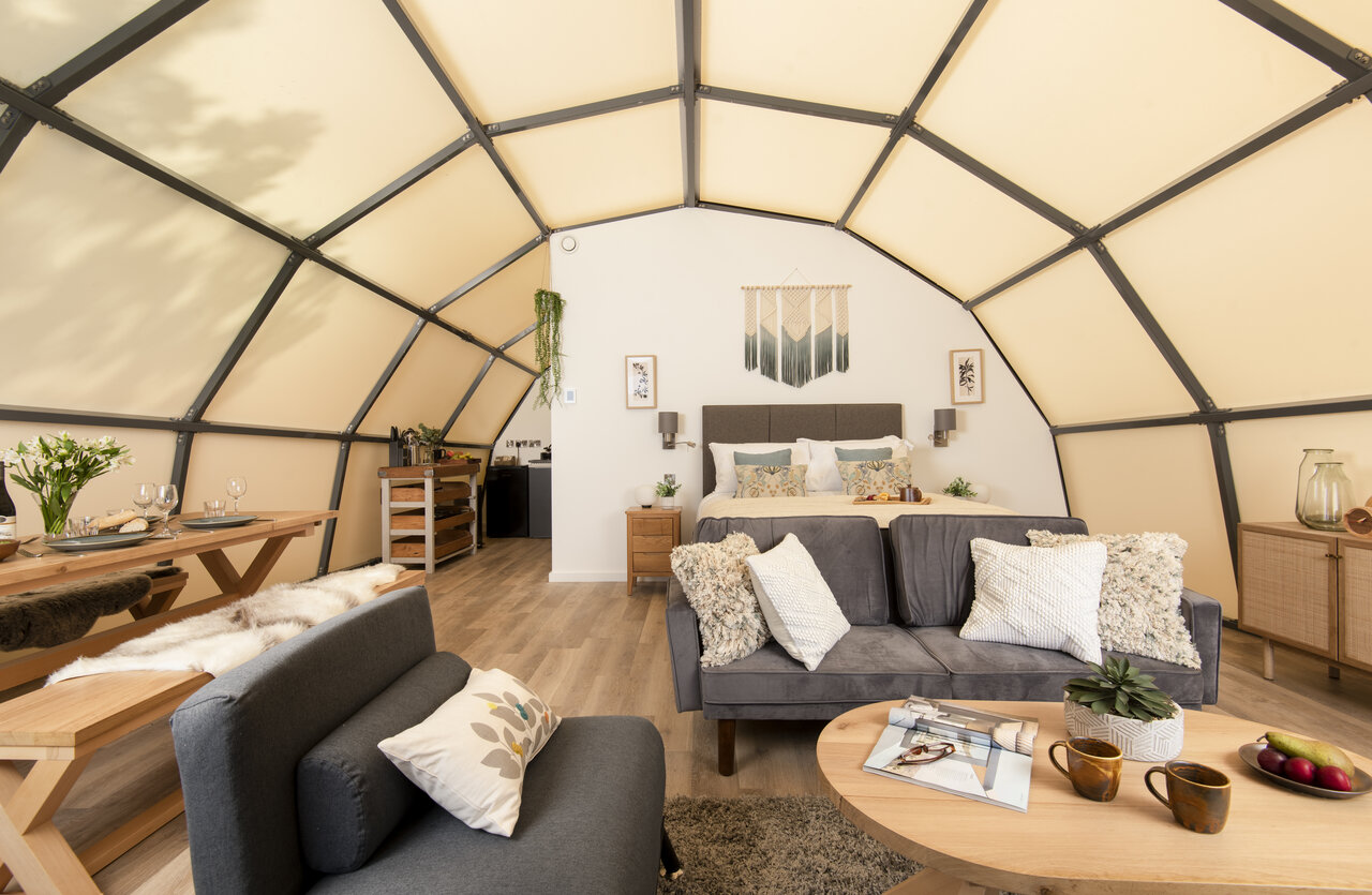 Modern glamping interieur op camping CAPFUN UK Clawford Lakes in Clawton, Holsworthy.