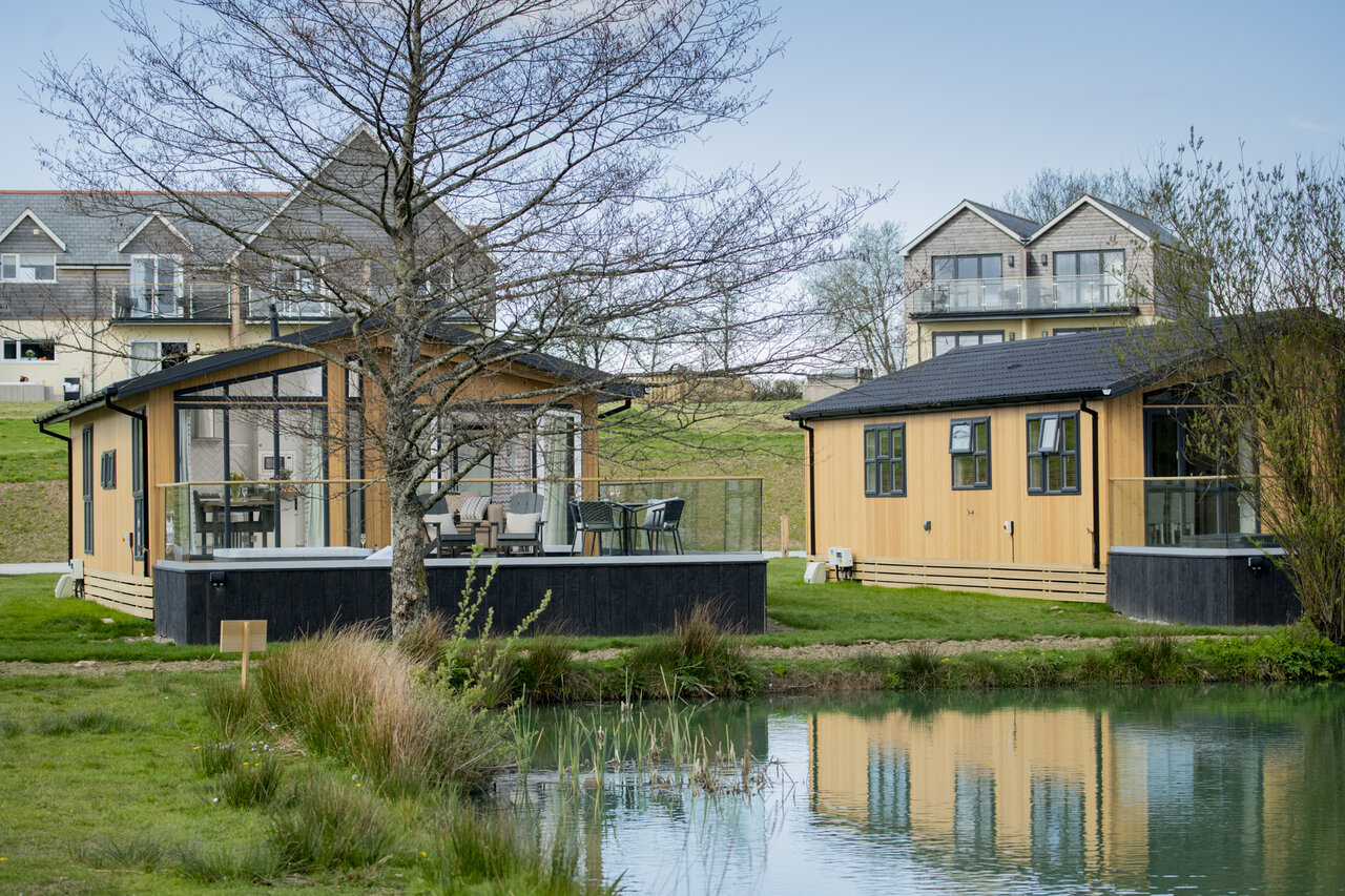 Moderne lodges met terras, jacuzzi en vijver bij CAPFUN UK Clawford Lakes, Clawton.