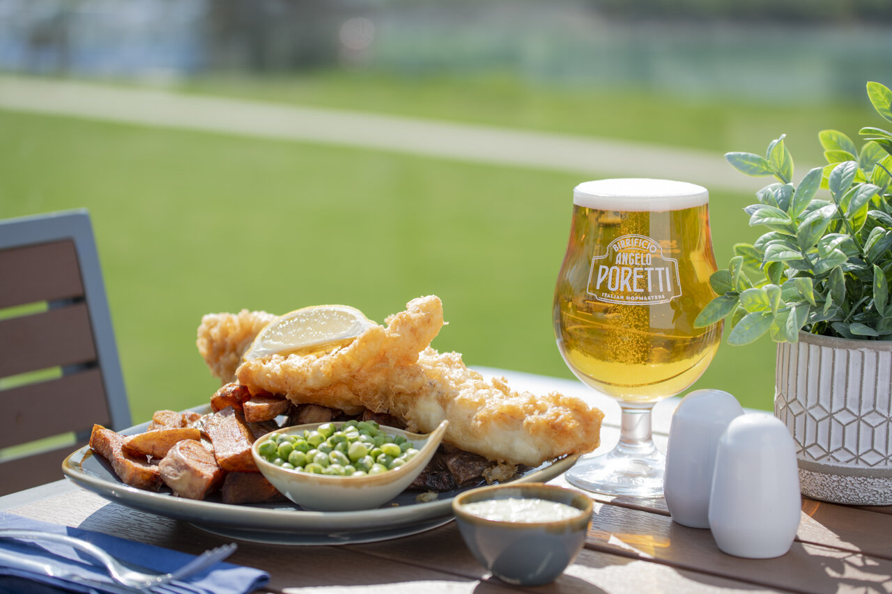 Fish and chips en bier op camping CAPFUN UK Clawford Lakes, Holsworthy.
