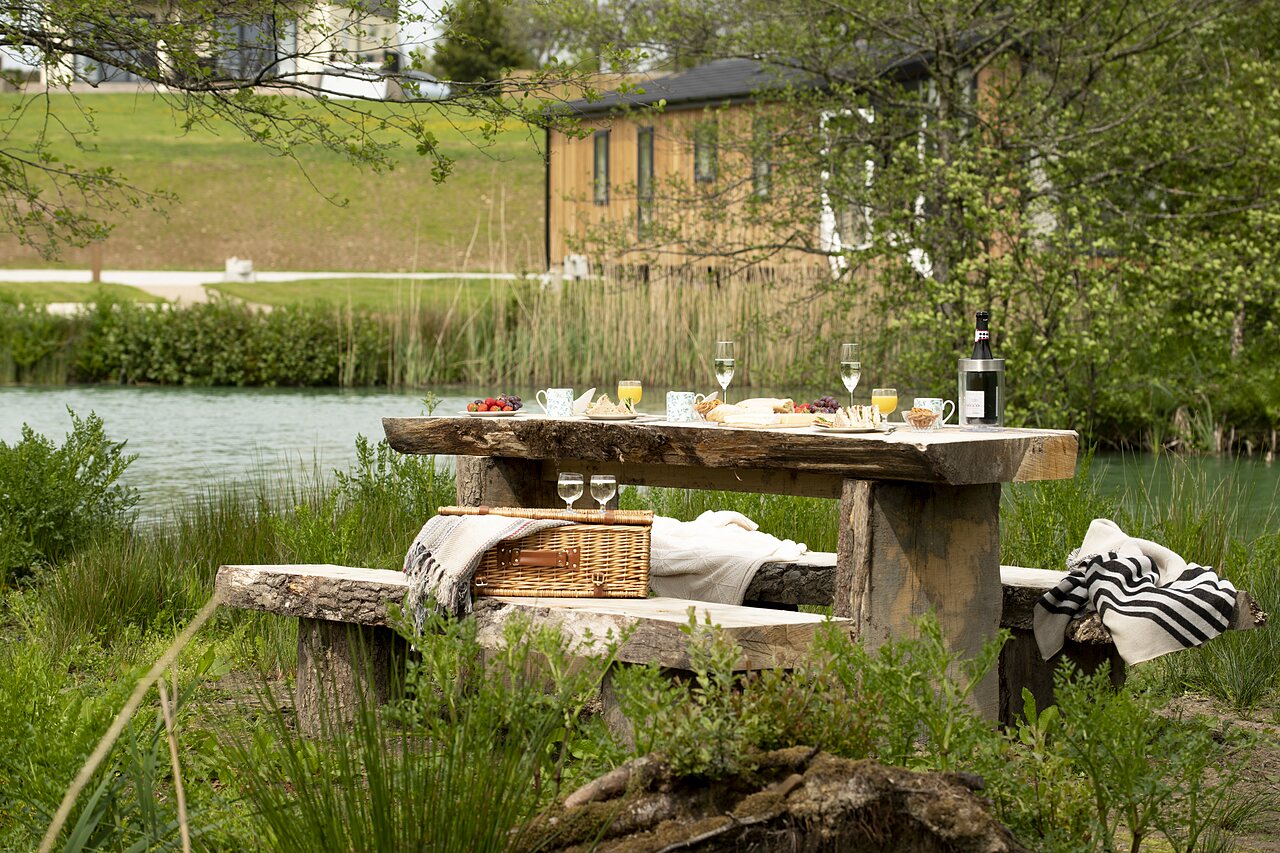 Picknicktafel aan het meer op camping CAPFUN UK Clawford Lakes in Clawton, Holsworthy.