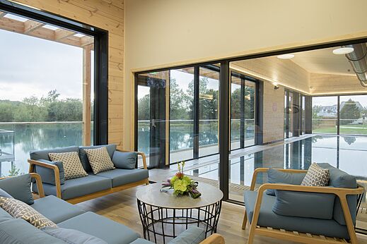 Binnenzwembad en moderne lounge bij CAPFUN UK Clawford Lakes, Clawton, Holsworthy.