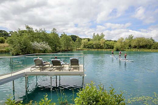Paddleboard, stoelen op camping CAPFUN UK Clawford Lakes in Clawton, Holsworthy.