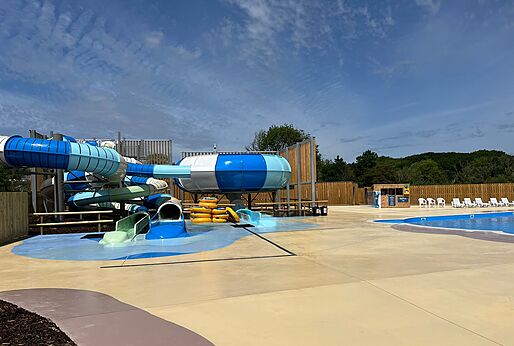 Waterglijbanen en buitenzwembad op camping CAPFUN UK Clawford Lakes in Clawton, Holsworthy.