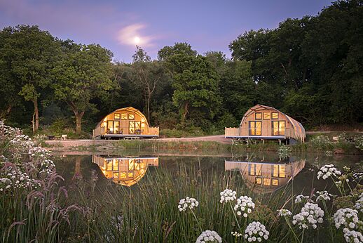 Moderne houten lodges aan het meer op camping CAPFUN UK Clawford Lakes, Holsworthy.