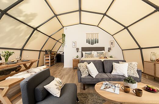 Modern glamping dome interieur, woonkamer, slaapkamer, op CAPFUN UK Clawford Lakes.
