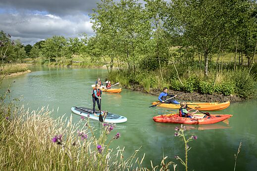 Kajakken en paddleboarden op het meer bij camping CAPFUN UK Clawford Lakes in Clawton.