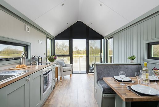 Modern Mobil-home interieur, keuken en uitzicht op meer op camping CAPFUN UK Clawford Lakes in Clawton, Holsworthy.