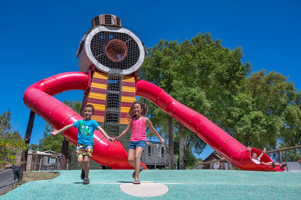 Glijbaan, speeltuin, kinderen op camping CAPFUN Clown Oc�an in TOSSE (40).