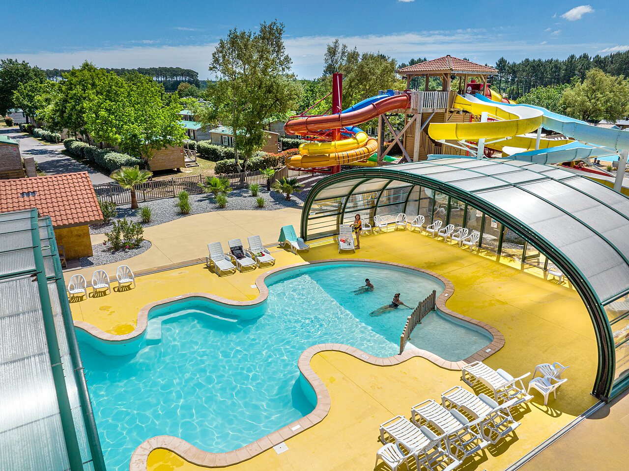 Waterpark met overdekt zwembad en reuzenglijbanen op camping CAPFUN Clown Oc�an in TOSSE (40).
