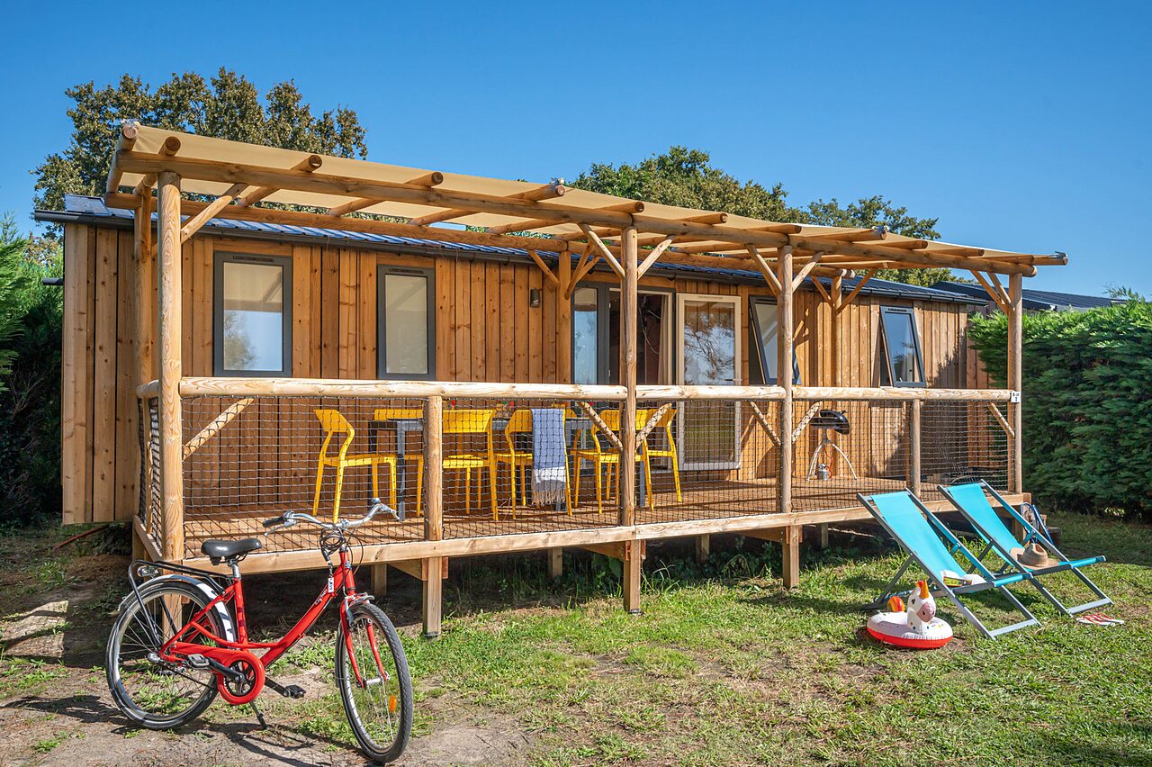 Houten stacaravan met terras, fiets op camping CAPFUN Clown Oc�an in TOSSE (40).