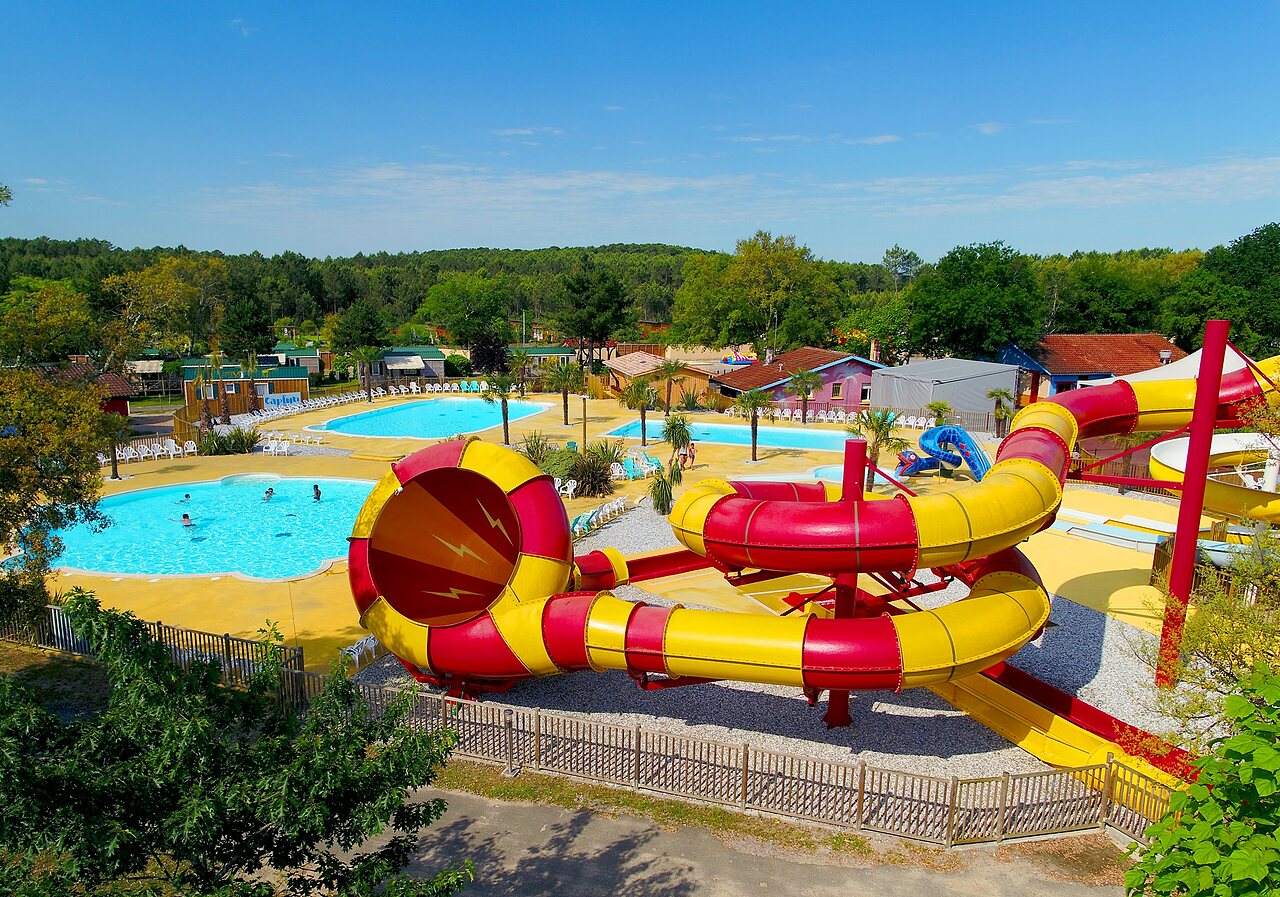 Waterglijbanen en buitenzwembaden van camping CAPFUN Clown Oc�an in TOSSE (40).