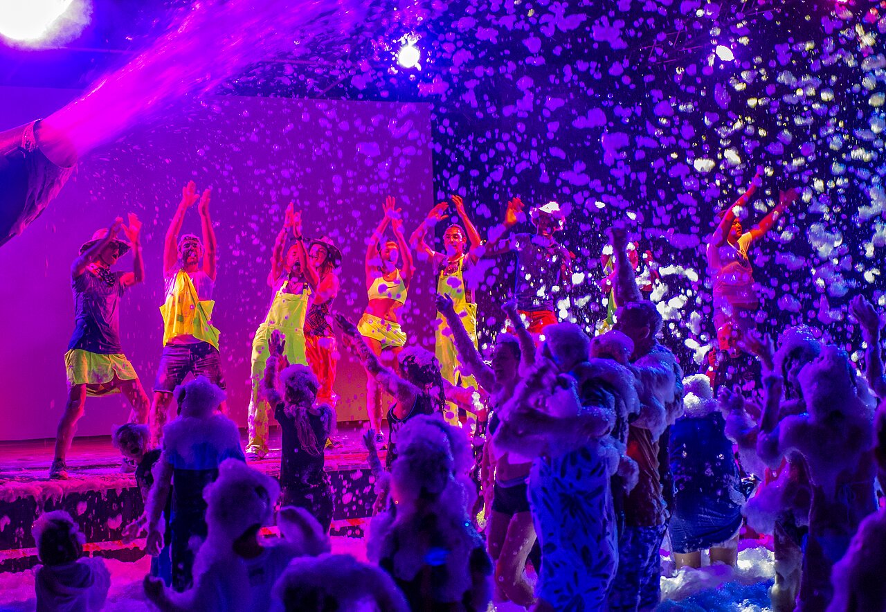 Levendig schuimfeest met dansers op camping CAPFUN Clown Oc�an in TOSSE (40).