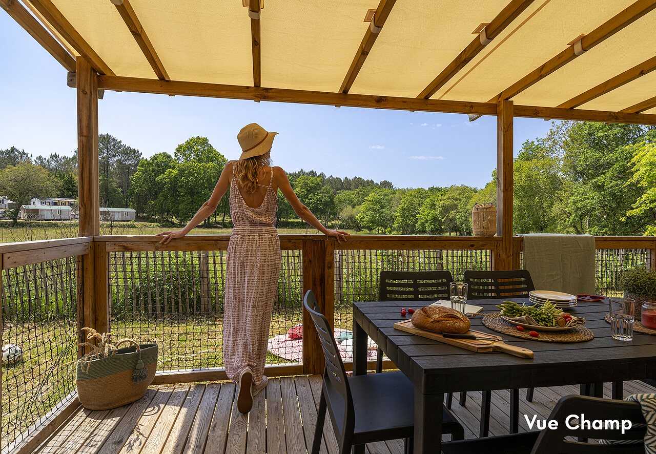 Vrouw op terras accommodatie, natuurzicht bij CAPFUN Clown Oc�an, TOSSE (40).