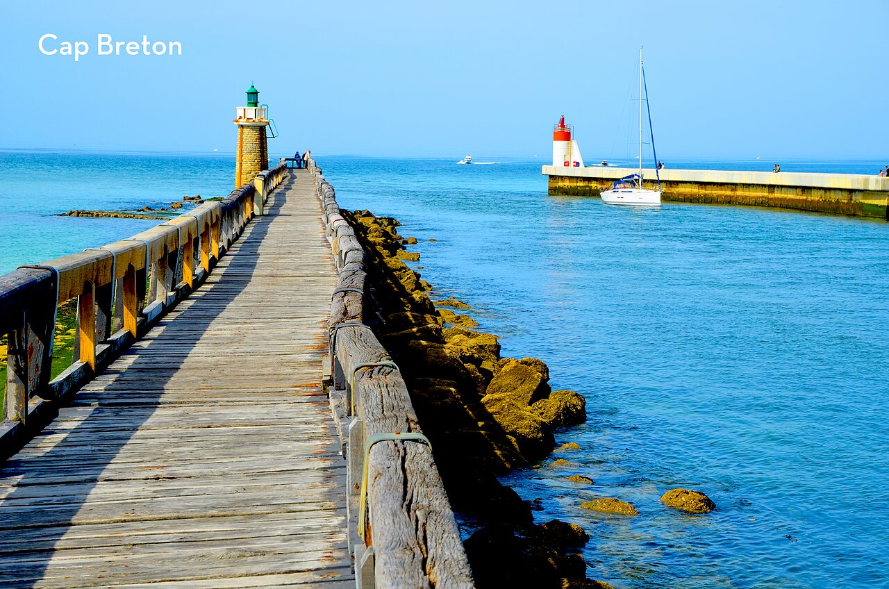 Lange houten pier, vuurtorens en zeilboot in Capbreton, Landes, te bezoeken.