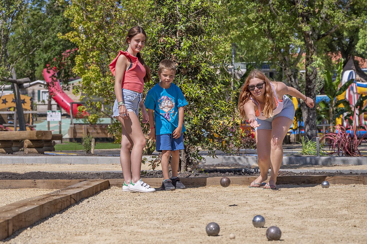 Gezin speelt jeu de boules op camping CAPFUN Clown Oc�an in TOSSE (40).