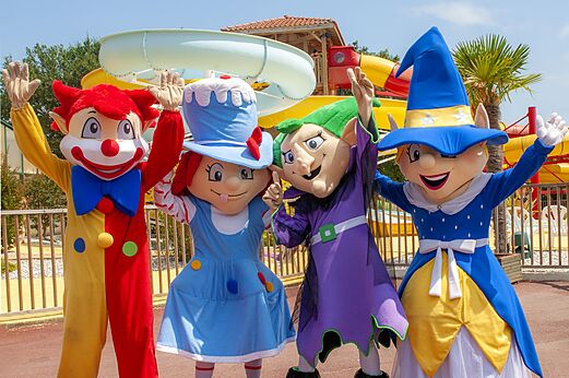 Camping mascottes begroeten vakantiegangers bij CAPFUN Clown Oc�an in TOSSE (40).