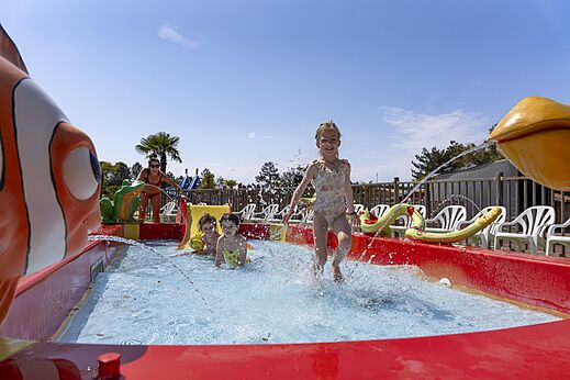 Speels waterpark met waterstralen en kinderen, camping CAPFUN Clown Oc�an TOSSE (40).