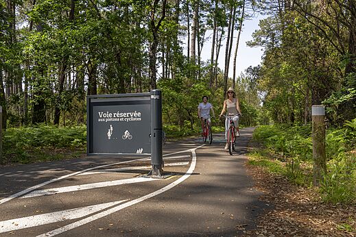 Fietspad in bos met twee personen op de fiets op camping CAPFUN Clown Oc�an in TOSSE (40).