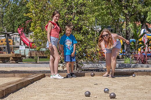 Familie speelt jeu de boules op het speelterrein van camping CAPFUN Clown Oc�an in TOSSE (40).