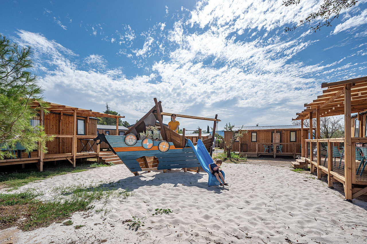 Speeltuin Vikingschip, glijbaan, kinderen, stacaravans op camping CLICOCHIC Commanderie.