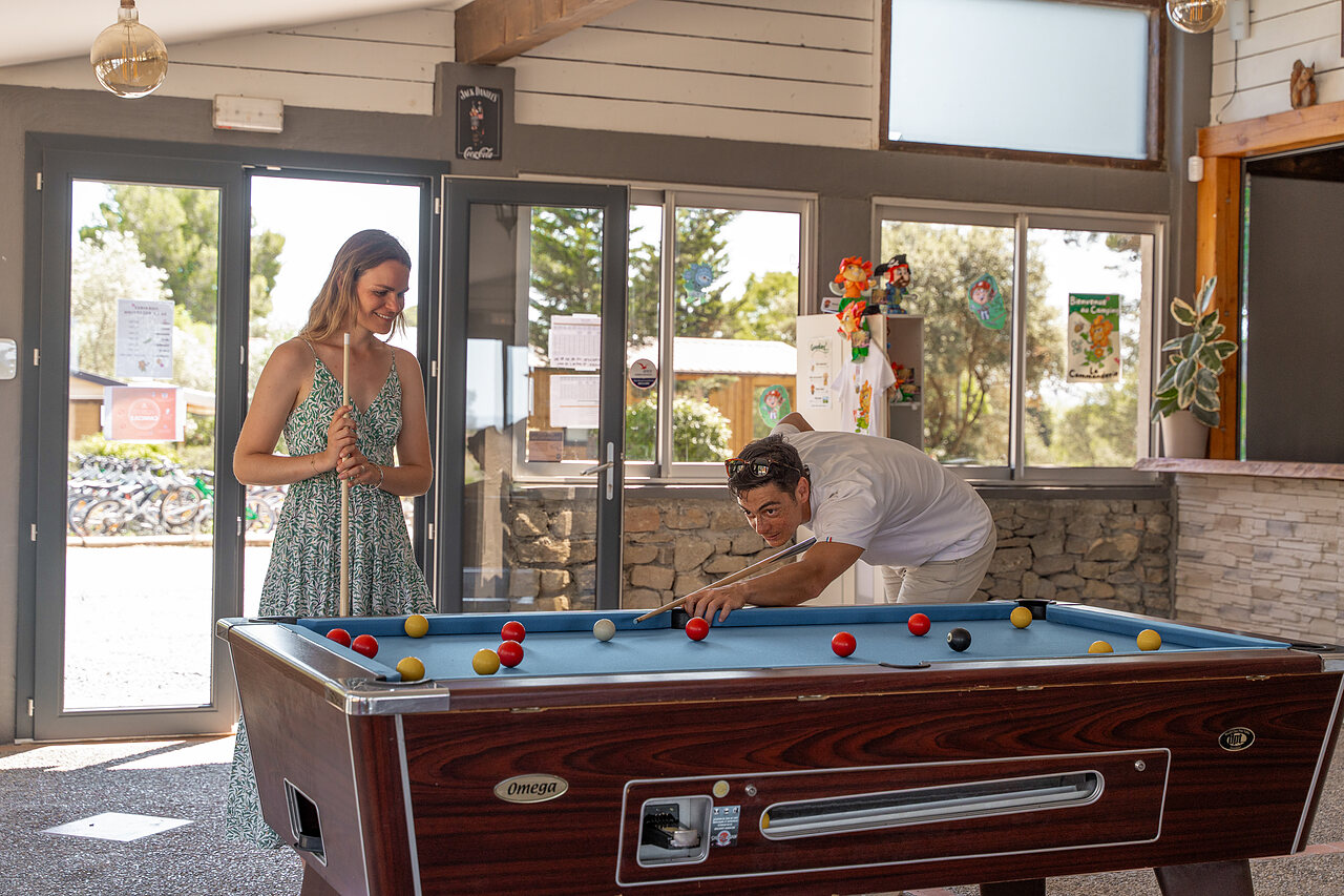 Biljarttafel, twee personen spelend op camping CLICOCHIC Commanderie in Rustiques (11).