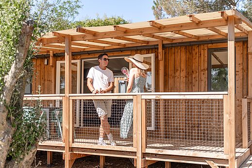 Houten stacaravan met terras, stel, op camping CLICOCHIC Commanderie in Rustiques (11).