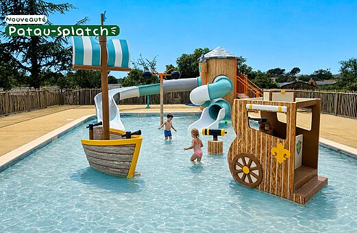 Waterspeeltuin met glijbanen en kinderen op camping CLICOCHIC Commanderie in Rustiques (11).