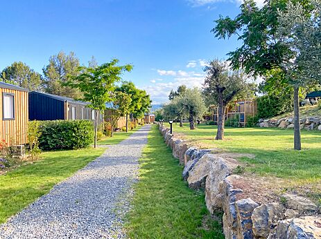 Pad met moderne stacaravans en groen op camping CLICOCHIC Commanderie in Rustiques (11).