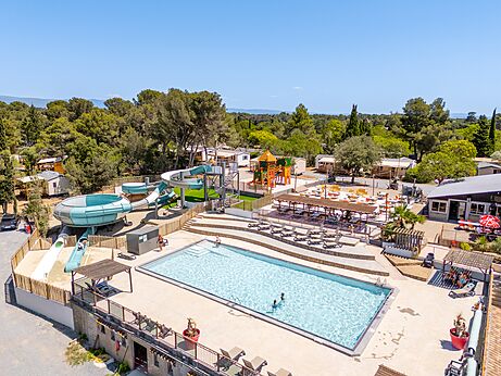 Buitenzwembad, waterglijbanen en speeltuin op camping CLICOCHIC Commanderie in Rustiques (11).
