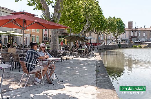 Koppel luncht in de haven van Tr�bes, bezienswaardigheid nabij de camping.