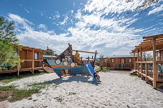 Speeltuin vikingboot, glijbaan voor kinderen op camping CLICOCHIC Commanderie in Rustiques (11).
