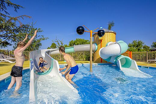 Waterglijbanen en kinderzwembad op camping CLICOCHIC Commanderie in Rustiques (11).