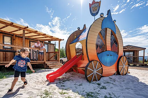 Kind en koets speeltuin, op camping CLICOCHIC Commanderie in Rustiques (11).