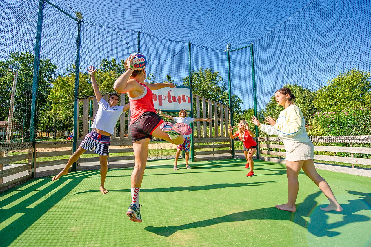 Jongeren spelen volleybal op multisportterrein op camping CAPFUN Coquelicots in Royan (17).