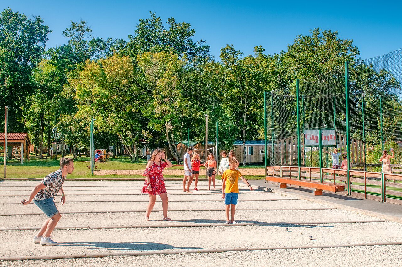 Familie speelt jeu de boules op CAPFUN Coquelicots in Royan (17).