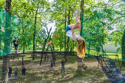 Kinderen in het zwevende nettenpark, camping CAPFUN Coquelicots in Royan (17).