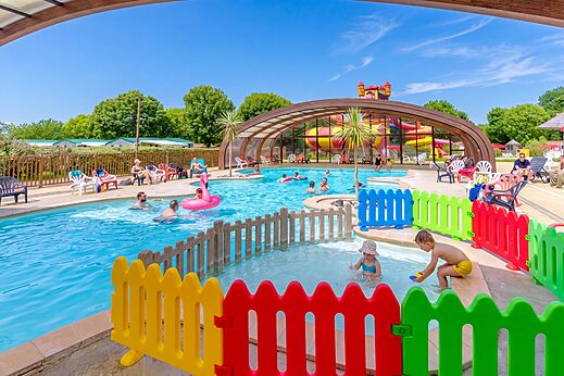 Buitenzwembad met glijbanen en kinderbad op camping CAPFUN Coquelicots in Royan (17).