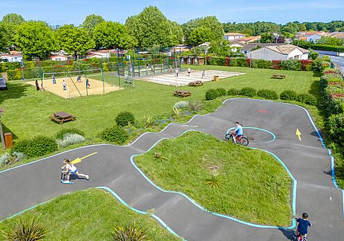 Pump track, multisportterrein en beachvolleybal op camping CAPFUN Coquelicots in Royan (17).