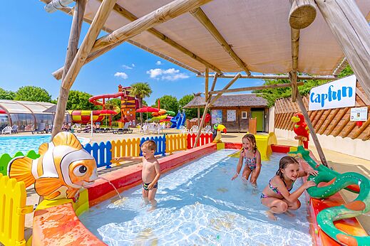 Waterspeeltuin voor kinderen en glijbanen op camping CAPFUN Coquelicots in Royan (17)