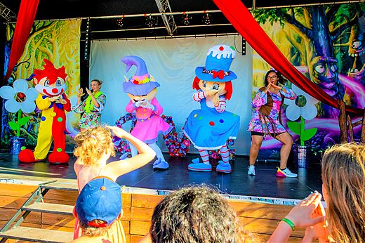 Animatie show met mascottes en entertainers op camping CAPFUN Coquelicots in Royan (17).