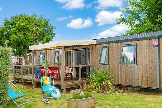 Modern stacaravan, terras en tuin op camping CAPFUN Coquelicots in Royan (17).