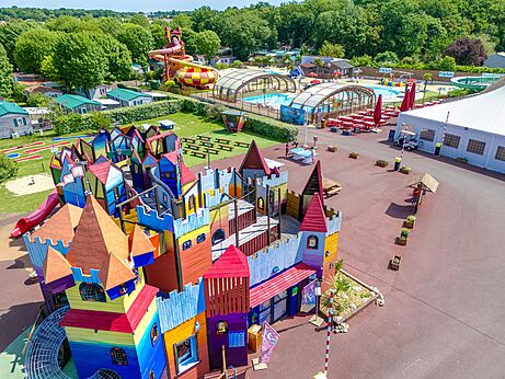 Kleurrijk speelkasteel, glijbanen en zwembaden op camping CAPFUN Coquelicots in Royan (17).