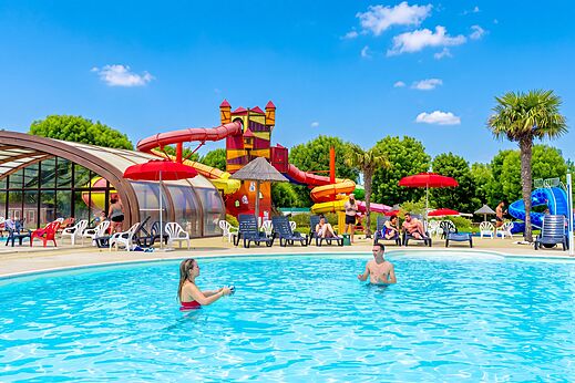 Gigantische waterglijbanen en buitenzwembad op camping CAPFUN Coquelicots in Royan (17).