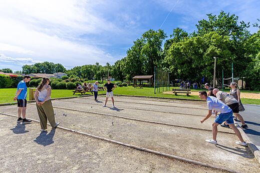 Petanquebaan met spelers op camping CAPFUN Coquelicots in Royan (17).