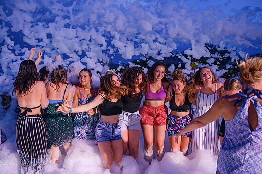 Schuimparty met lachende jongeren op camping CAPFUN Coquelicots in Royan (17).