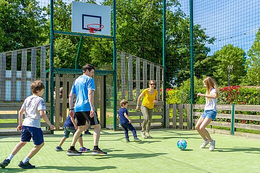 Familie voetbalt op multisportterrein op camping CAPFUN Coquelicots in Royan (17).