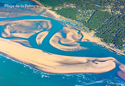 Strand van La Palmyre, uitgestrekte zandvlakte en zeekanalen bij Royan.
