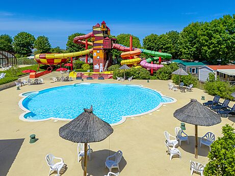 Buitenzwembad en gigantische waterglijbanen op camping CAPFUN Coquelicots in Royan (17).